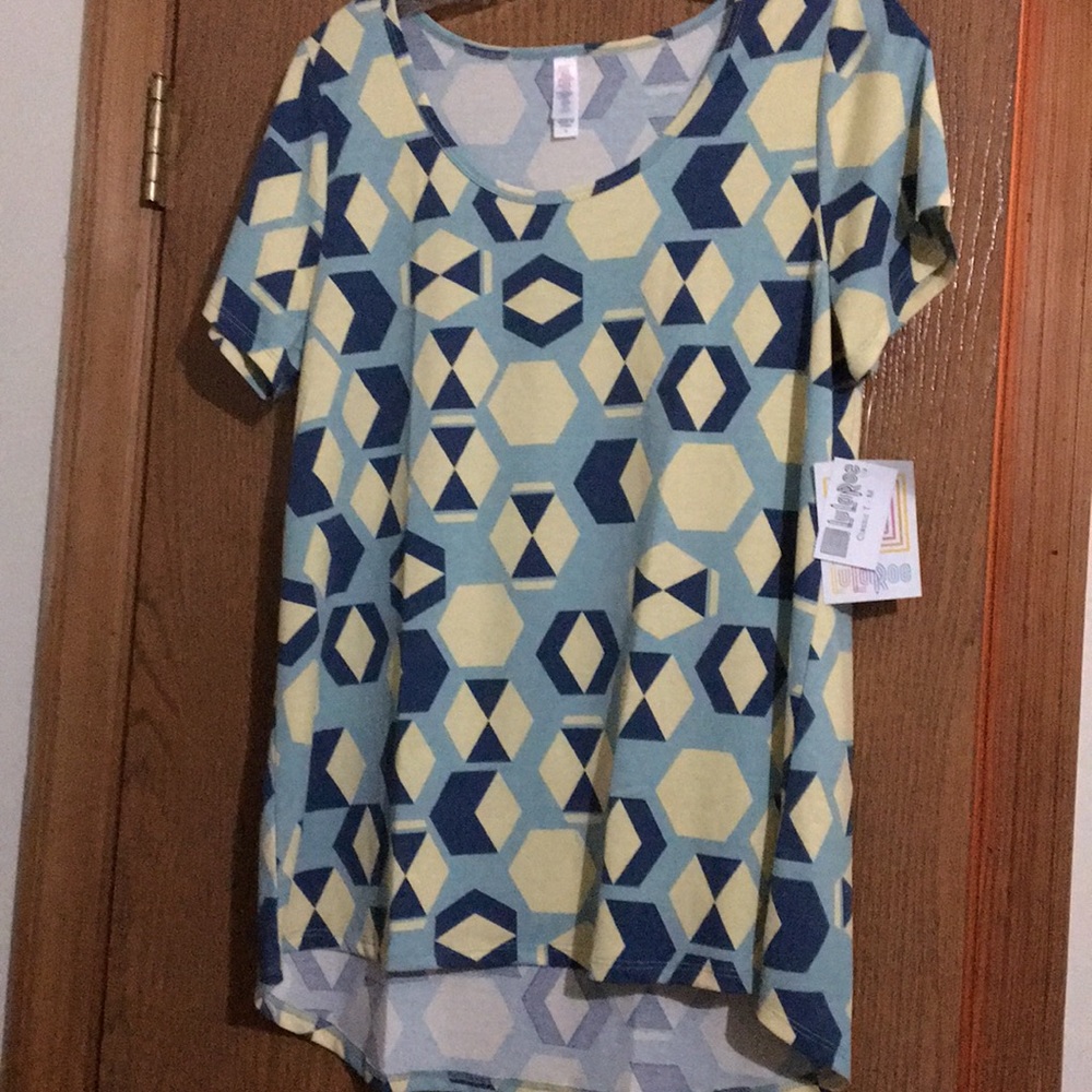 Lularoe medium classic tee NWT